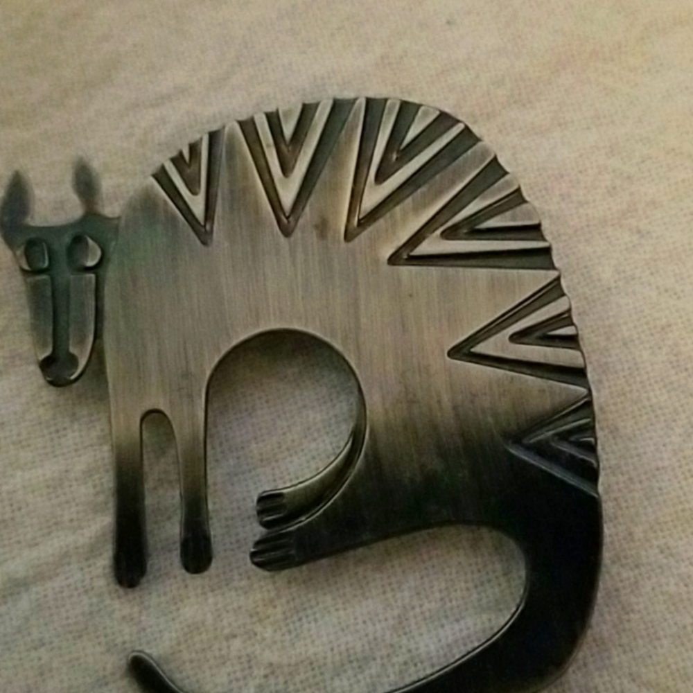 A armadillo has the artist's sign on back